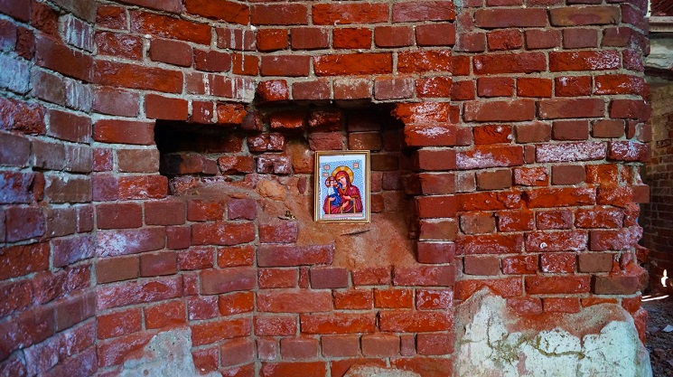 В храме есть иконочки, поставлен крест на месте иконостаса