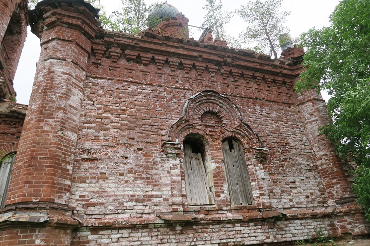 Варвары продолжают отбивать от подоконников храма куски мрамора