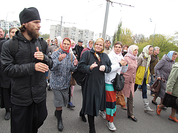 И учусь у глухих радости