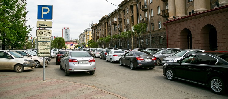 Походив вокруг парковки и здания, возвращаюсь в машину