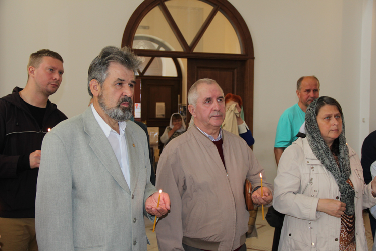 А сюда приезжаю на службы