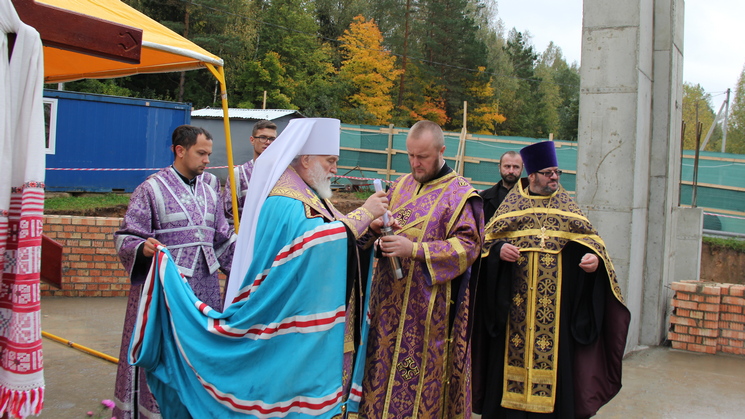 В основание храма заложили капсулу с памятной грамотой