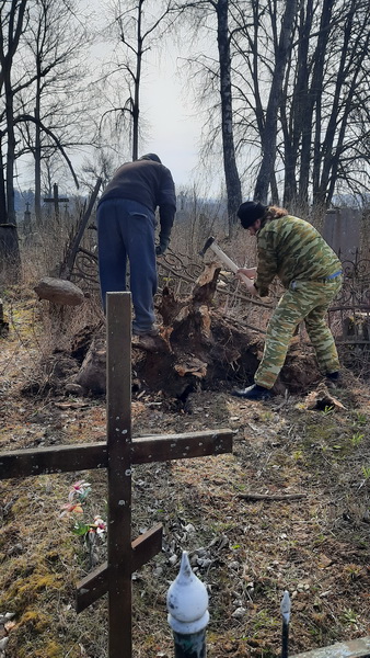 На кладбищах Новогрудской епархии проходит акция «У Бога все живы»