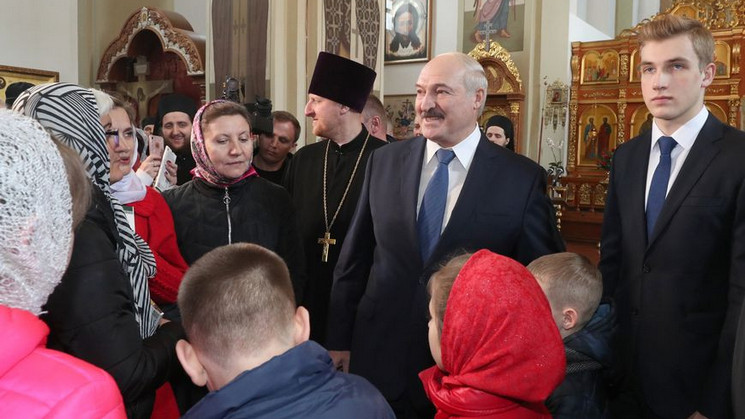 Президент Беларуси Александр Лукашенко зажёг пасхальную свечу