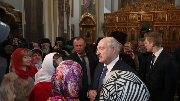 Президент Беларуси Александр Лукашенко зажёг пасхальную свечу