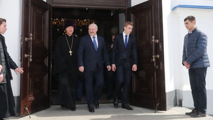 Президент Беларуси Александр Лукашенко зажёг пасхальную свечу