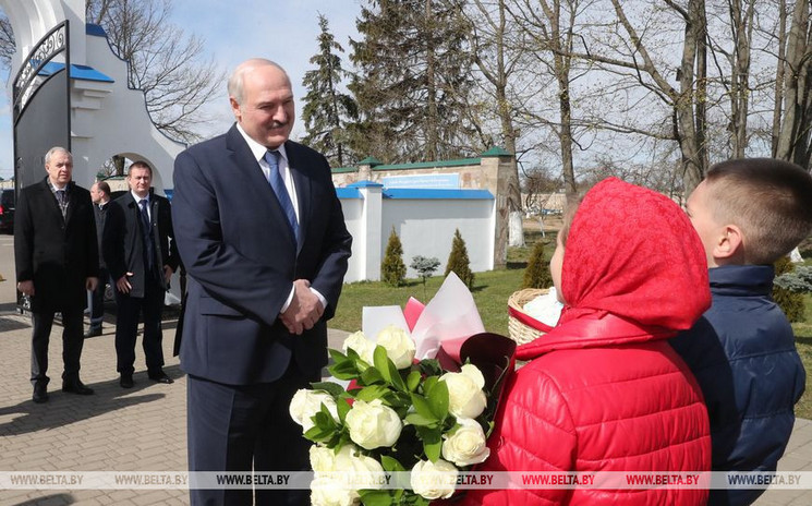 Президент Беларуси Александр Лукашенко зажёг пасхальную свечу