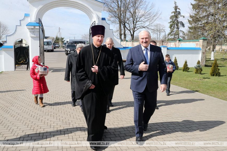 Президент Беларуси Александр Лукашенко зажёг пасхальную свечу