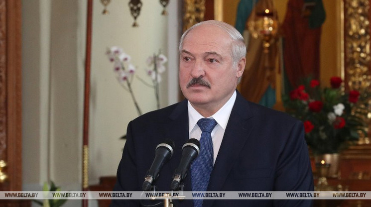 Президент Беларуси Александр Лукашенко зажёг пасхальную свечу