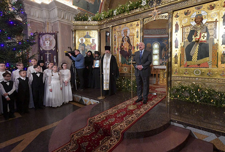 Рождественскую свечу Президент Беларуси зажёг в Свято-Елисаветинском монастыре Минска