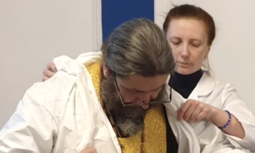 Священники готовы причащать больных