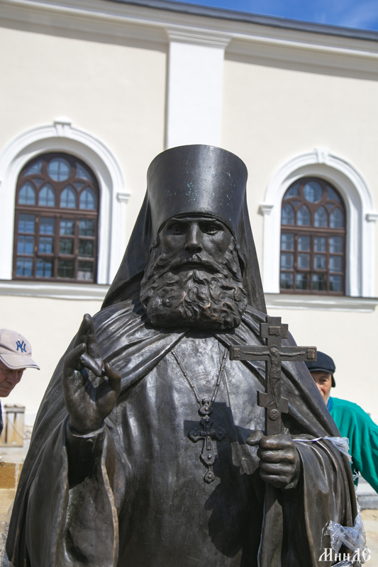 Памятник преподобномученику Серафиму Жировичскому